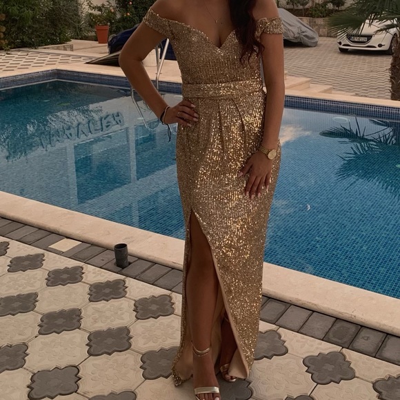 A handmade wedding dress in a medium size and gold color. - Picture 2 of 3